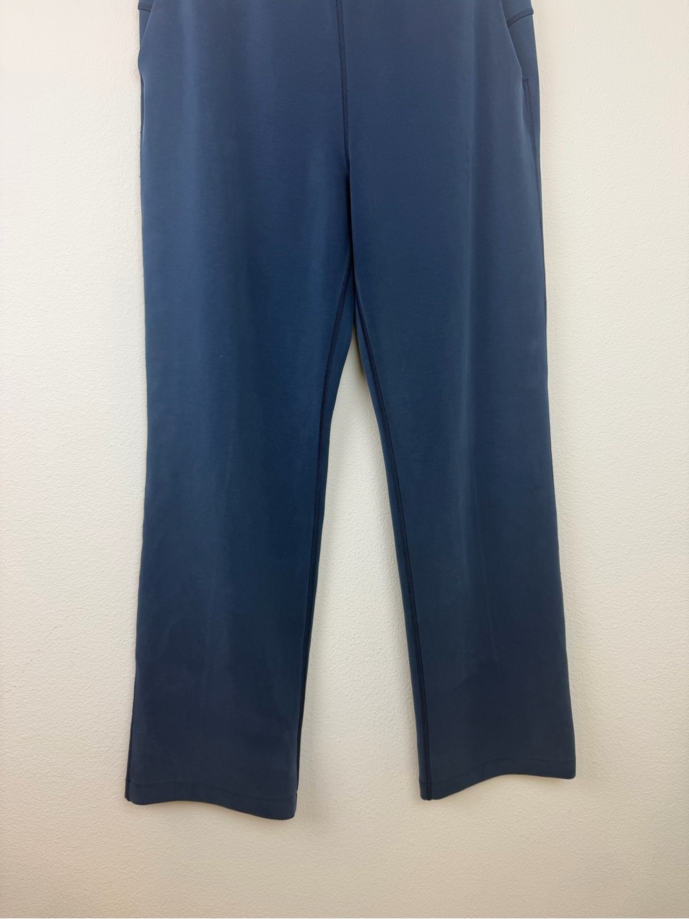Lululemon Softstreme High-Rise Pant
True Navy Size 10 - Picture 7 of 14